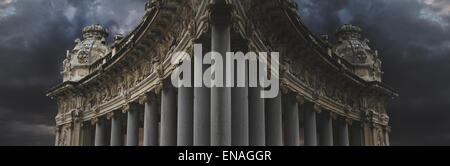 Dunkle Architektur über bewölkt Hintergrund Stockfoto