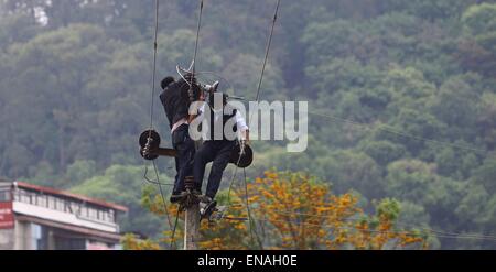 Kathmandu, Nepal. 30. April 2015. Elektriker befestigen Stromkabel an Gongabu in Kathmandu, Nepal, 30. April 2015. Die Zahl der Todesopfer durch ein starkes Erdbeben in Nepal kletterte auf 5.844, sagte das Land Ministerium des Innern in seiner neuesten Update am Donnerstag. Bildnachweis: Sunil Sharma/Xinhua/Alamy Live-Nachrichten Stockfoto