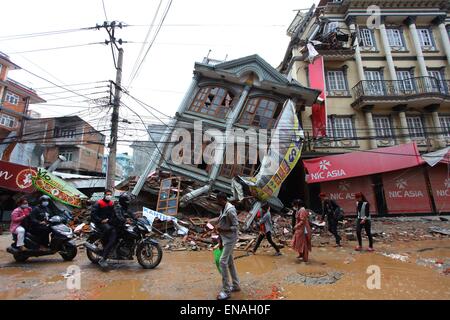 Kathmandu, Nepal. 30. April 2015. Menschen passieren durch beschädigte Gebäude am Gongabu in Kathmandu, Nepal, 30. April 2015. Die Zahl der Todesopfer durch ein starkes Erdbeben in Nepal kletterte auf 5.844, sagte das Land Ministerium des Innern in seiner neuesten Update am Donnerstag. Bildnachweis: Sunil Sharma/Xinhua/Alamy Live-Nachrichten Stockfoto