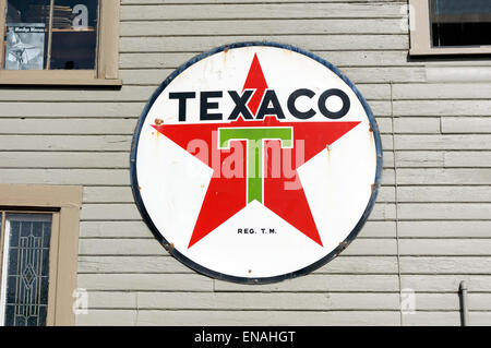 Alten Texaco-Tankstelle melden Sie an einem Gebäude in La Conner, Washington State, USA Stockfoto