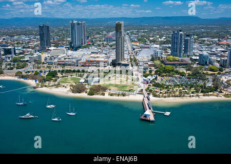 Southport Gold Coast Queensland Australien Luftaufnahme des Parks und des Geschäftsviertels von Southport Broadwater nach Westen. Stockfoto