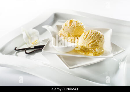 Vanille-Eis auf einem weißen Hintergrund Stockfoto