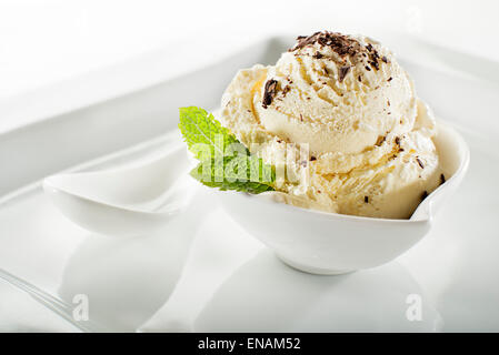 Eis in Schüssel auf weißem Hintergrund Stockfoto