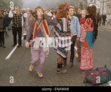 Datei Fotos: Oxford, Oxfordshire, Vereinigtes Königreich. 1. Mai 1995. Oxford-Maifeiertag feiern Magdalen Bridge. Nachtschwärmer umarmen die Hippie-Kultur Morgen im Mai. Oxford Mail/Alamy Features. Stockfoto