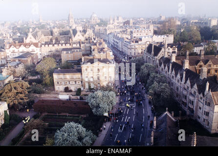 Datei Fotos: Oxford, Oxfordshire, Vereinigtes Königreich. 1. Mai 2000. Morgen im Mai von Magdalen Tower, Oxford. Tausende drängen sich unter dem Turm der High Street. Oxford Mail/Alamy Features. Stockfoto