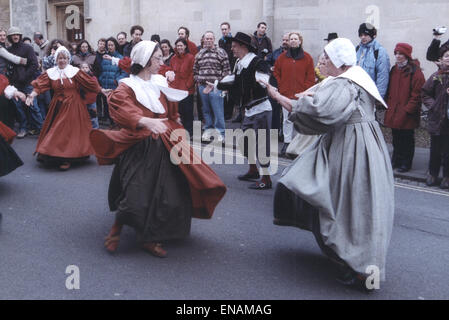 Datei Fotos: Oxford, Oxfordshire, Vereinigtes Königreich. 1. Mai 2001. Oxford Mai Morgen. Die Vale Insel Tänzer (17. Jahrhundert Tanz) feiern Maifeiertag. Oxford Mail/Alamy Features. Stockfoto