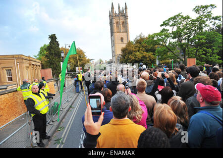 Datei Fotos: Oxford, Oxfordshire, Vereinigtes Königreich. 1. Mai 2011. Oxford Mai Morgen. Morgen am Magdalen Bridge, wo Menschenmengen versammelten sich zum anhören Magdalen Chor kann singen der traditionellen Hymnus Eucharisticus zur aufgehenden Sonne. Möchtegern-Jumper in den Fluss waren st Stockfoto