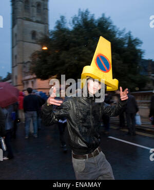 Datei Fotos: Oxford, Oxfordshire, Vereinigtes Königreich. 1. Mai 2012. Oxford Mai Morgen. Kann Morgen feiern Oxford Magdalen Bridge. Verkehr Kegel genutzt, um den Kopf von dieser Weitergabe Nachtschwärmer zu schmücken. Damian Halliwell/Oxford Mail/Alamy Features. Stockfoto