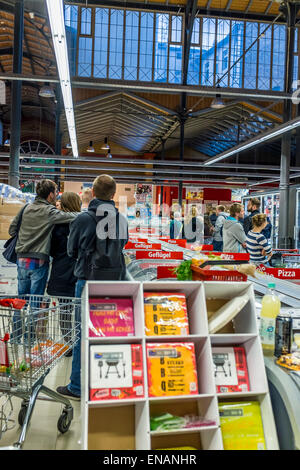 Mitte, Berlin, Deutschland, 31. April 2015. Geschäfte sind in Deutschland an Feiertagen geschlossen. Shopper wurden mit langen Warteschlangen im Supermarkt am Vorabend der Tag der Arbeit konfrontiert Feiertag am 1. Mai Stockfoto