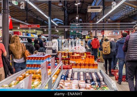 Mitte, Berlin, Deutschland, 31. April 2015. Geschäfte sind in Deutschland an Feiertagen geschlossen. Shopper wurden mit langen Warteschlangen im Supermarkt am Vorabend der Tag der Arbeit konfrontiert Feiertag am 1. Mai Stockfoto