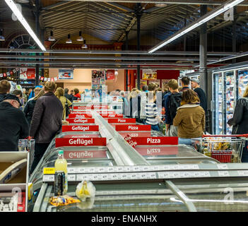 Mitte, Berlin, Deutschland, 31. April 2015. Geschäfte sind in Deutschland an Feiertagen geschlossen. Shopper wurden mit langen Warteschlangen im Supermarkt am Vorabend der Tag der Arbeit konfrontiert Feiertag am 1. Mai Stockfoto