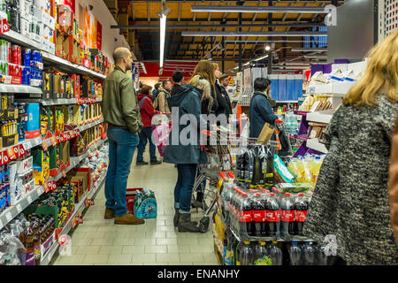 Mitte, Berlin, Deutschland, 31. April 2015. Geschäfte sind in Deutschland an Feiertagen geschlossen. Shopper wurden mit langen Warteschlangen im Supermarkt am Vorabend der Tag der Arbeit konfrontiert Feiertag am 1. Mai Stockfoto