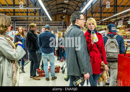 Mitte, Berlin, Deutschland, 31. April 2015. Geschäfte sind in Deutschland an Feiertagen geschlossen. Shopper wurden mit langen Warteschlangen im Supermarkt am Vorabend der Tag der Arbeit konfrontiert Feiertag am 1. Mai Stockfoto