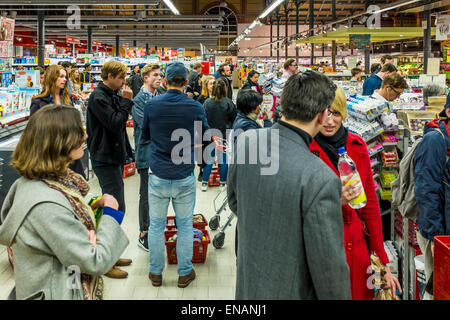 Mitte, Berlin, Deutschland, 31. April 2015. Geschäfte sind in Deutschland an Feiertagen geschlossen. Shopper wurden mit langen Warteschlangen im Supermarkt am Vorabend der Tag der Arbeit konfrontiert Feiertag am 1. Mai Stockfoto
