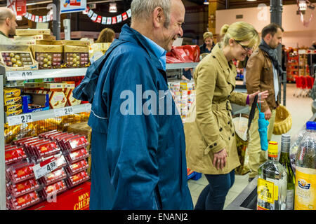 Mitte, Berlin, Deutschland, 31. April 2015. Geschäfte sind in Deutschland an Feiertagen geschlossen. Shopper wurden mit langen Warteschlangen im Supermarkt am Vorabend der Tag der Arbeit konfrontiert Feiertag am 1. Mai Stockfoto