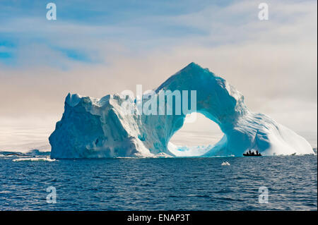 Naturale geschnitzt in einem Eisberg, Antarctic Sound, antarktische Halbinsel Stockfoto