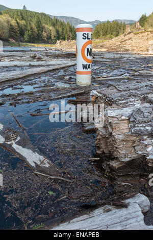 Boje, Einstreu und schwimmenden Protokolle an der Spitze der grünen Peter Reservoir in Oregon. Stockfoto