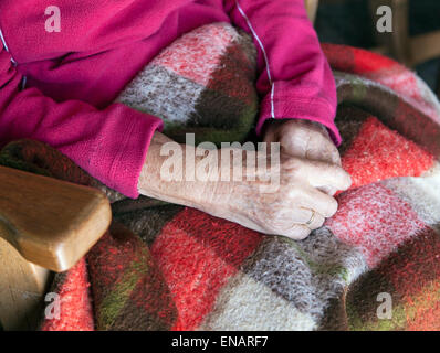 Ältere Frau halten Warm. Stockfoto