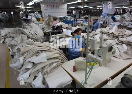 Arbeitsbedingungen in einer Kleiderfabrik in Vietnam Stockfoto