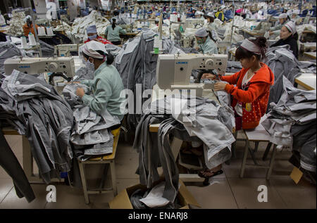 Arbeitsbedingungen in einer Kleiderfabrik in Vietnam Stockfoto