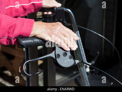 Rentner mit rollator Stockfoto