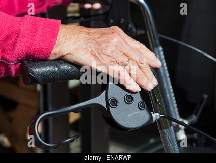 Ältere Dame von einem Rollator unterstützt. Stockfoto