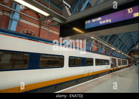 St Pancras Station, London, UK. 1. Mai 2015. Konstituierenden Eurostar-Service fährt von der berühmten Londoner Endstation um 07:19 auf eine direkte 06 Stunden 27 Minuten high-Speed-Reise, Marseille Saint-Charles an der französischen Mittelmeerküste über Lyon und Avignon, Ankunft am 14:46. Bildnachweis: Malcolm Park Leitartikel/Alamy Live-Nachrichten Stockfoto