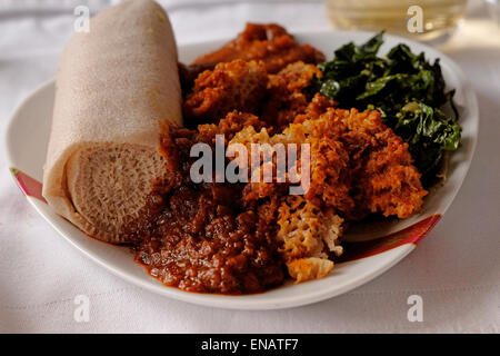 Rolle von Injera-Roll ist ein Sauerteig gestiegen Fladenbrot mit einer einzigartigen, leicht schwammigen Beschaffenheit. Traditionell hergestellt aus Teff-Mehl. Nationalgericht in Äthiopien und Eritrea Stockfoto