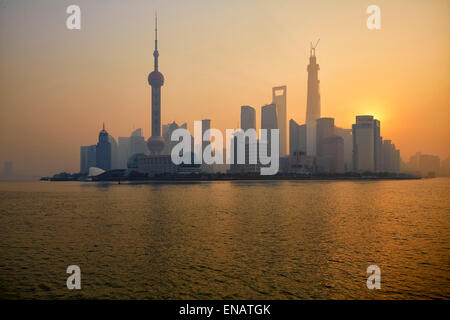 Die Pudong in Shanghai bei Sonnenaufgang. Stockfoto