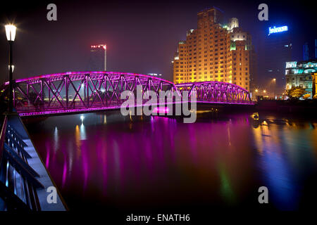 Die Waibaidu Brücke in Shanghai in der Nacht vom 1. Dezember 2013. Stockfoto