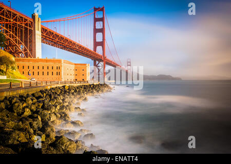 Langzeitbelichtung von der Golden Gate Bridge, gesehen bei Sonnenaufgang von Fort Point, San Francisco, Kalifornien. Stockfoto