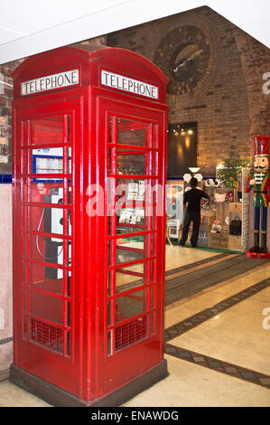 dh Western Market SHEUNG WAN HONGKONG britisches rotes Telefon Box-Telefon Stockfoto