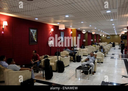 Passagiere warten auf ihren Flug, während sie in der Business Lounge der äthiopischen Fluggesellschaften auf dem internationalen Bole Flughafen in Addis Abeba Äthiopien Afrika sitzen Stockfoto
