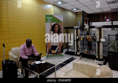 Ein Passagier wartet auf seinen Flug, während er in der Business Lounge der äthiopischen Fluggesellschaften auf dem internationalen Flughafen Bole in Addis Abeba Äthiopien Afrika sitzt Stockfoto