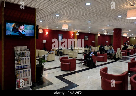 Passagiere warten auf ihren Flug, während sie in der Business Lounge der äthiopischen Fluggesellschaften auf dem internationalen Bole Flughafen in Addis Abeba Äthiopien Afrika sitzen Stockfoto