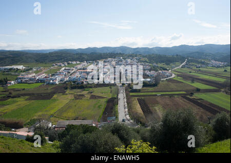 Blick auf das Dorf von Aljezur, Bezirk Faro, Portugal. Stockfoto