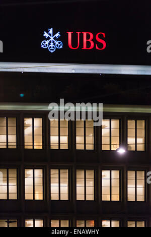 Die roten Neon-Logo von UBS, größte Bank der Schweiz, leuchtet in der Nacht auf den Firmensitz in Zürich. Stockfoto