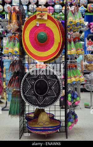 Sombreros, Maracas und andere Party-Artikel für den Verkauf in der Party-Filiale in Greenwich Village, Manhattan, New York City Stockfoto