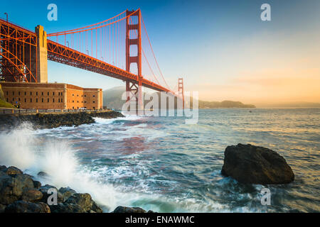 Die Golden Gate Bridge, gesehen bei Sonnenaufgang von Fort Point, San Francisco, Kalifornien. Stockfoto