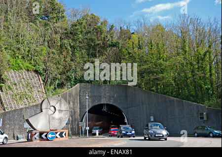 Der Cuilfail Tunnel, Lewes. East Sussex, UK. Die Skulptur im Vordergrund ist "The Spiral" von Peter Randall-Page Stockfoto