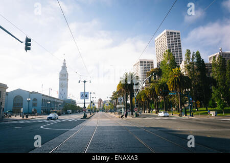 Bahnen und Embarcadero Street in San Francisco, Kalifornien. Stockfoto