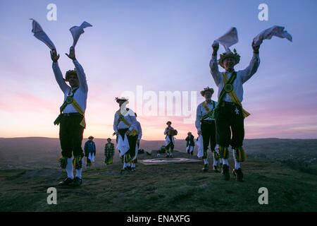 Morris Dancers aus der Kapelle-En-le-Frith Morris Männer tanzen bei Sonnenaufgang Maifeiertag auf Eccles Hecht begrüßen zu dürfen Stockfoto