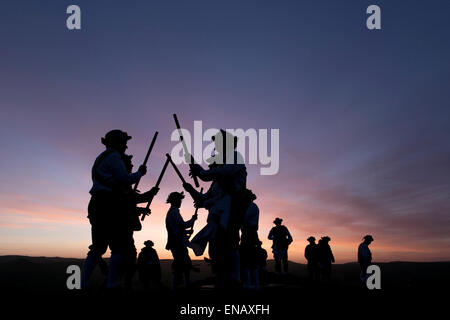 Morris Dancers aus der Kapelle-En-le-Frith Morris Männer tanzen bei Sonnenaufgang Maifeiertag auf Eccles Hecht begrüßen zu dürfen Stockfoto