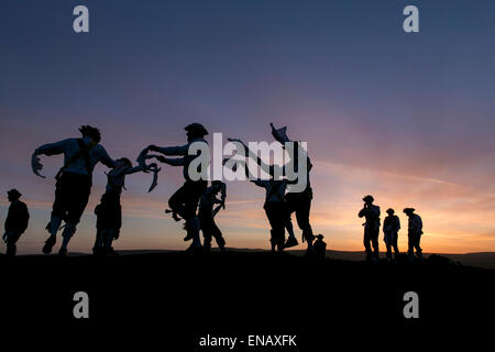 Morris Dancers aus der Kapelle-En-le-Frith Morris Männer tanzen bei Sonnenaufgang Maifeiertag auf Eccles Hecht begrüßen zu dürfen Stockfoto