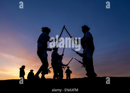 Morris Dancers aus der Kapelle-En-le-Frith Morris Männer tanzen bei Sonnenaufgang Maifeiertag auf Eccles Hecht begrüßen zu dürfen Stockfoto