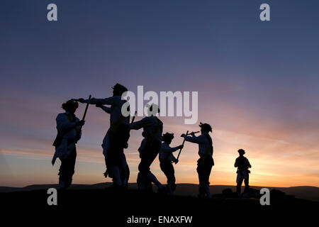 Morris Dancers aus der Kapelle-En-le-Frith Morris Männer tanzen bei Sonnenaufgang Maifeiertag auf Eccles Hecht begrüßen zu dürfen Stockfoto