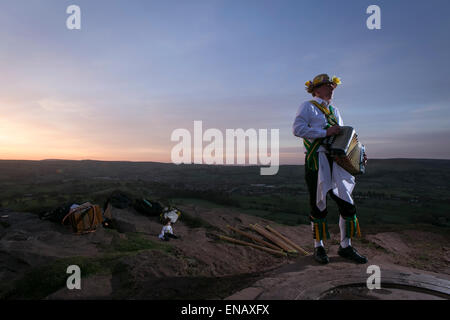 Morris Dancers aus der Kapelle-En-le-Frith Morris Männer tanzen bei Sonnenaufgang Maifeiertag auf Eccles Hecht begrüßen zu dürfen Stockfoto