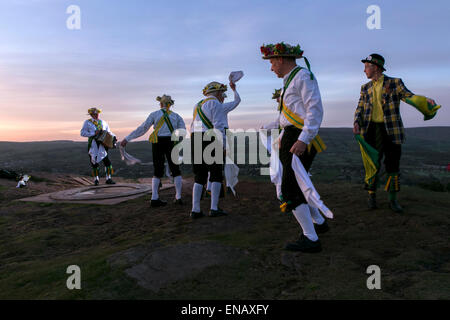 Morris Dancers aus der Kapelle-En-le-Frith Morris Männer tanzen bei Sonnenaufgang Maifeiertag auf Eccles Hecht begrüßen zu dürfen Stockfoto