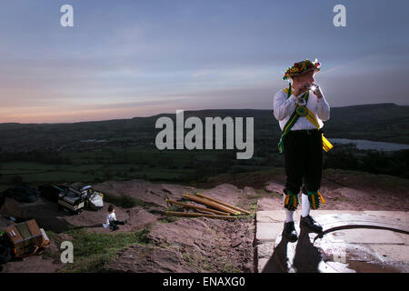 Morris Dancers aus der Kapelle-En-le-Frith Morris Männer tanzen bei Sonnenaufgang Maifeiertag auf Eccles Hecht begrüßen zu dürfen Stockfoto