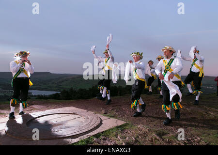 Morris Dancers aus der Kapelle-En-le-Frith Morris Männer tanzen bei Sonnenaufgang Maifeiertag auf Eccles Hecht begrüßen zu dürfen Stockfoto